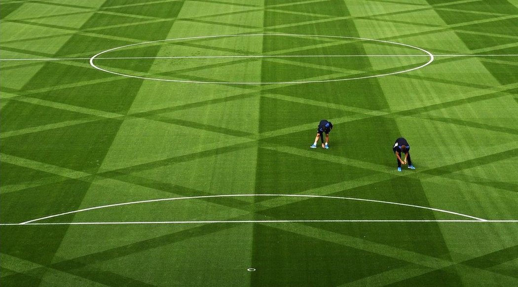 I tyhle obrazce vytváří na King Power Stadium John Ledwidge a jeho tým