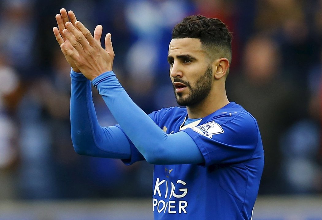 Rijád Mahrez tleská fanouškům po výhře Leicesteru nad Swansea