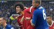 Marouane Fellaini v tvrdém souboji s Robertem Huthem