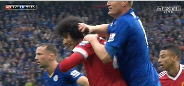 Marouane Fellaini v tvrdém souboji s Robertem Huthem