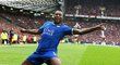 Kapitán Leicesteru Wes Morgan slaví branku do sítě Manchesteru United