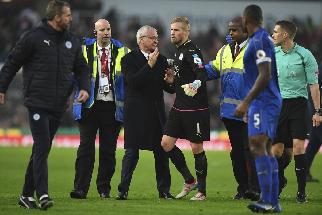 Trenéra Ranieriho musel odvádět brankář Kasper Schmeichel