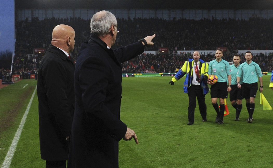 Styl, jakým vedl první poločas Craig Pawson se trenérovi Leicesteru vůbec nezamlouval