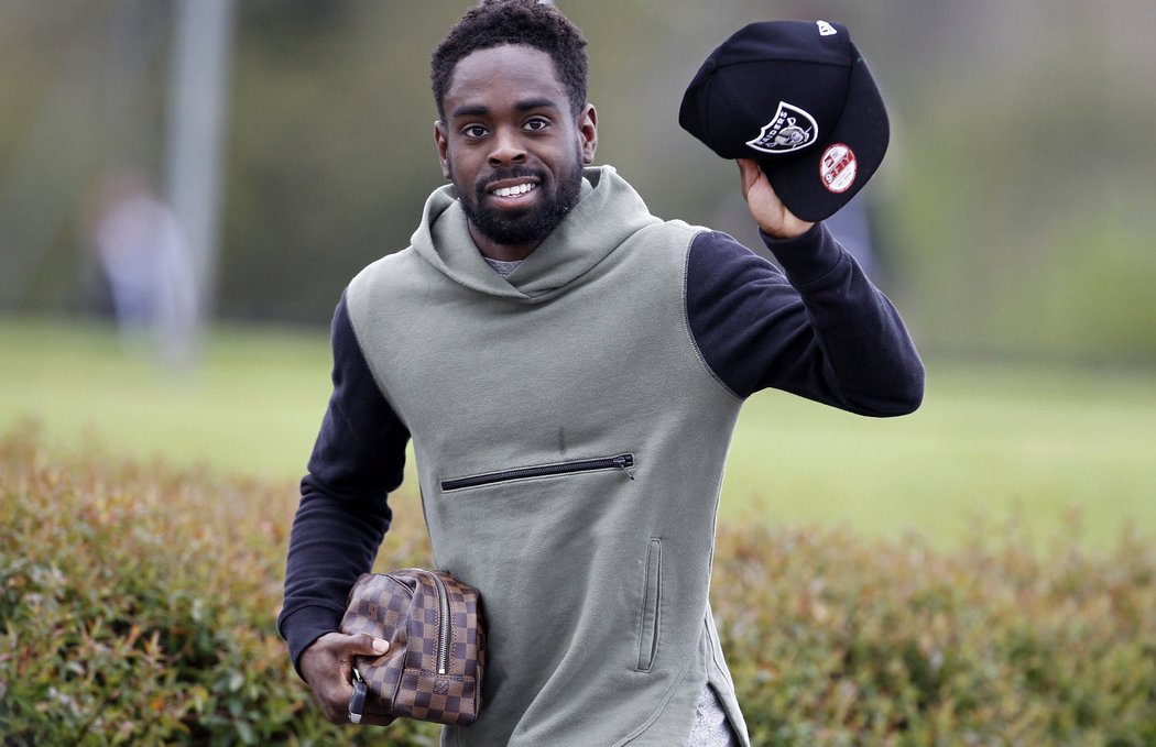 Nathan Dyer přichází na trénink Leicesteru