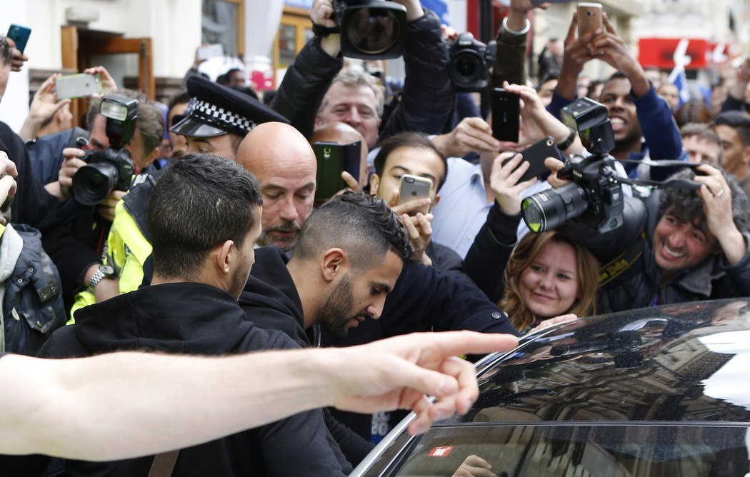 Riyad Mahréz v obležení fanoušků krátce poté, co slavící tým Leicesteru doobědval den po zisku titulu