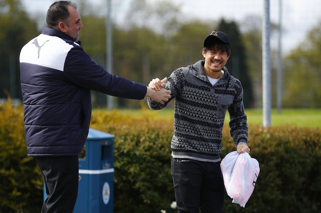 Útočník Leicesteru Shinji Okazaki po příjezdu na trénink