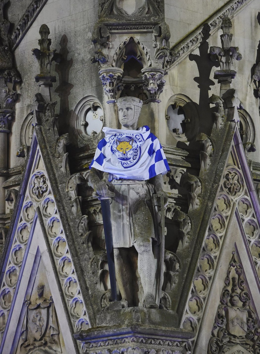 Fanoušci umístili vlajku i na Haymarket Memorial Clock Tower v centru města