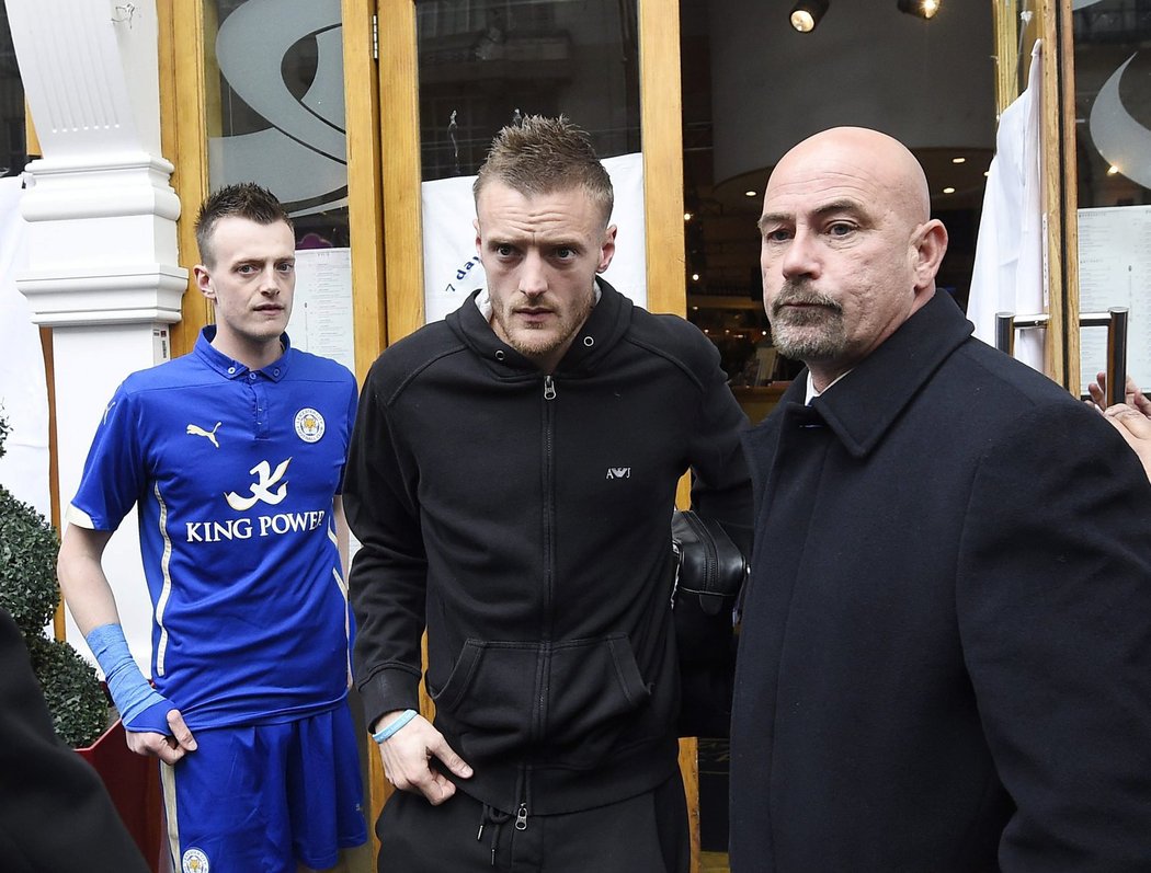 Útočník Leicesteru Jamie Vardy měl při oslavách titulu u sebe dvojníka, který ho sledoval i při odchodu z italské restaurace, kde měli hráči den po zisku titulu oběd