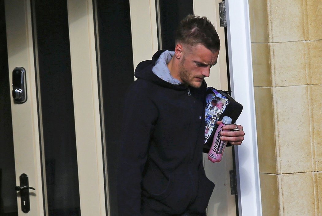 Útočník Leicesteru Jamie Vardy opouští svůj dům po celonočních oslavách titulu