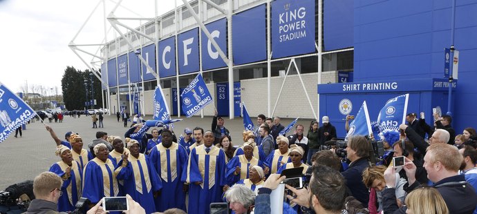 Fanoušci Leicesteru oslavují titul před stadionem Action Images