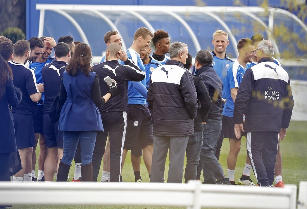 Hráči Leicesteru se dopoledne po nočních oslavách titulu sešli na tréninkovém hřišti