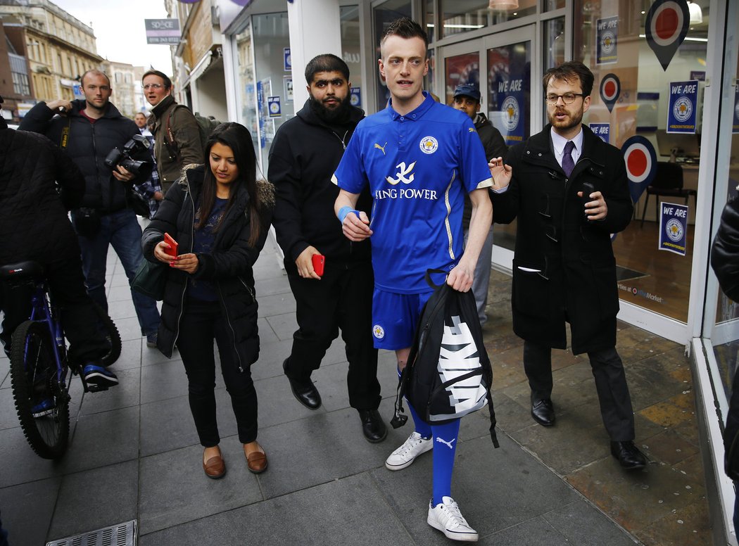 Pošťák z Leicesteru Lee Chapman vypadá jako dvojník hvězdného útočníka Jamie Vardyho