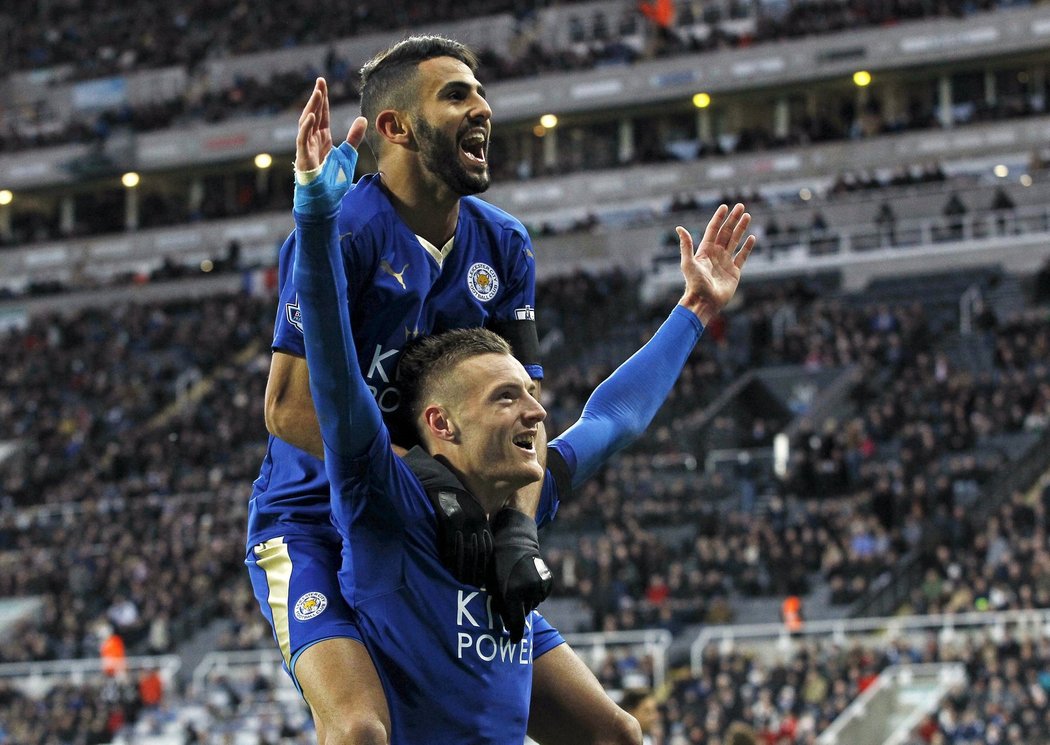 Riyad Mahréz a Jamie Vardy po jedné z branek Leicesteru