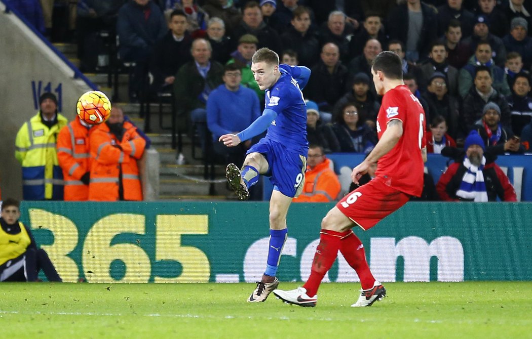 Brankář Liverpoolu byl na tenhle Vardyho volej krátký