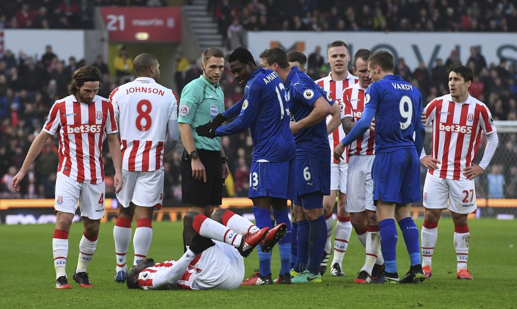 Na zemi Diouf po zákroku Jamieho Vardy, který byl za svůj skluz vyloučen