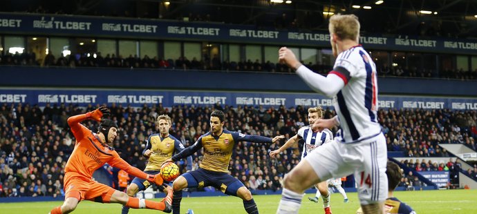 Tým WBA sice trefil v utkání Premier League s Arsenalem branku jen jednou, stejně ale vyhrál 2:1. Arteta z Arsenalu si totiž přávě vstřelil vlastní gól.