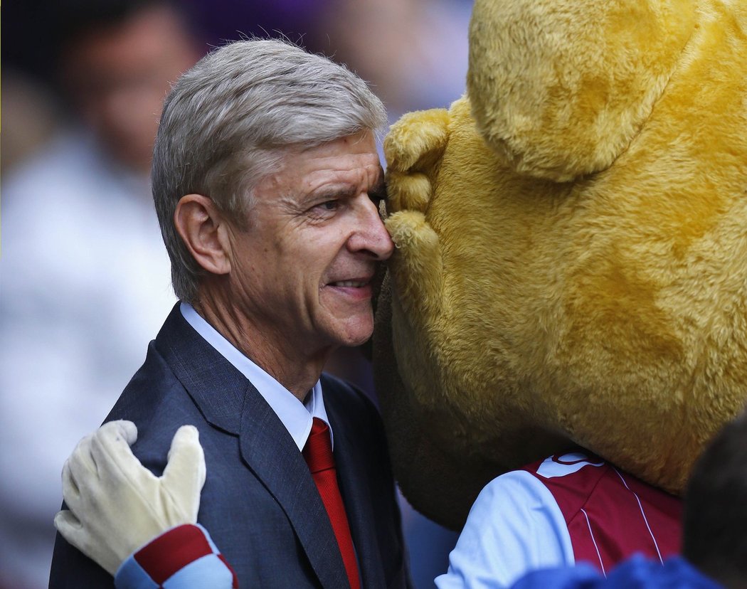 Manažer Arsenalu Arsene Wenger našel čas, aby se v Birminghamu pozdravil s maskotem Aston Villy. Měl dobrou náladu, Arsenal vyhrál 3:0