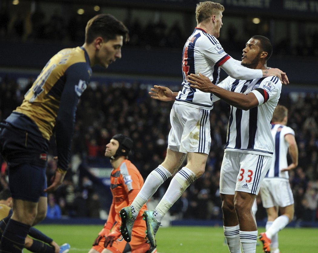 Hráči WBA se radují. I když v duelu s Arsenalem trefili jen jednou prostor mezi tyčemi, slavili výhru 2:1.