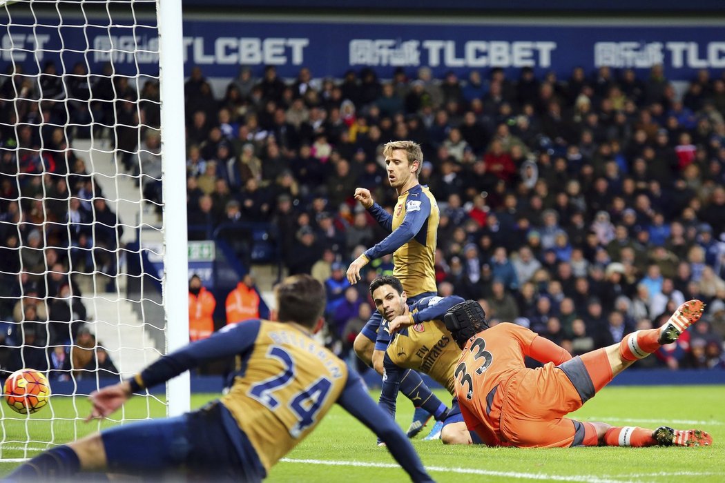 Mikel Arteta si právě střílí vlastní gól a Arsenal prohrál v utkání Premier League na hřišti WBA 1:2.