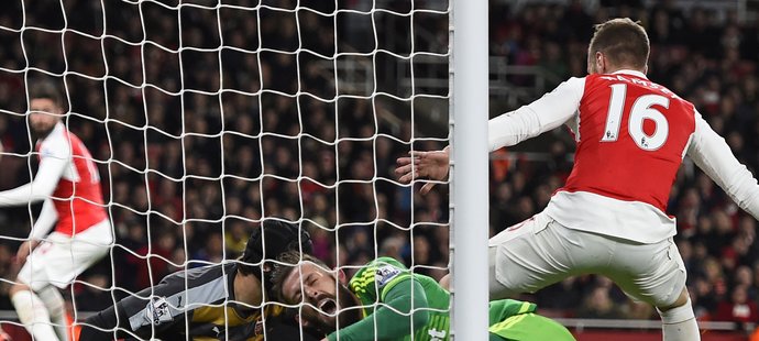 Gólman Arsenalu Petr Čech podal proti Sunderlandu dobrý výkon. Čisté konto ale neudržel, překonal jej spoluhráč Giroud.