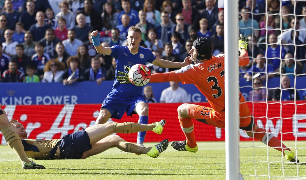 Petr Čech inkasuje gól na půdě Leicesteru od Jamieho Vardyho, Arsenal do poločasu skóre otočil na 2.1.