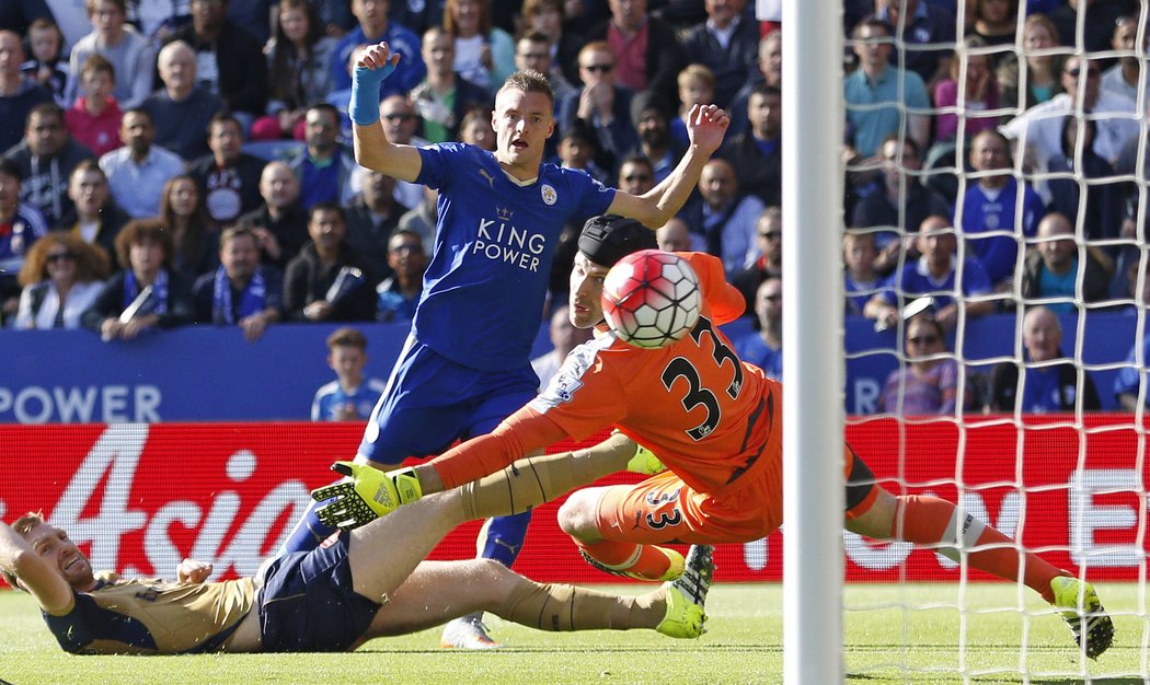 Petr Čech inkasuje gól na půdě Leicesteru od Jamieho Vardyho, Arsenal do poločasu skóre otočil na 2.1.