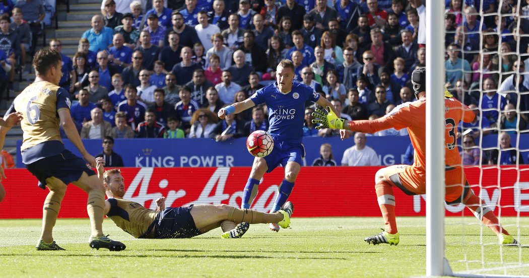 Petr Čech inkasuje gól na půdě Leicesteru od Jamieho Vardyho, Arsenal do poločasu skóre otočil na 2.1.