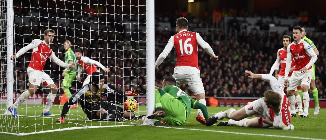 Petr Čech sice v brance Arsenalu v duelu se Sunderlandem podal velmi dobrý výkon, ale čisté konto neudržel. Překonal jej spoluhráč Giroud.