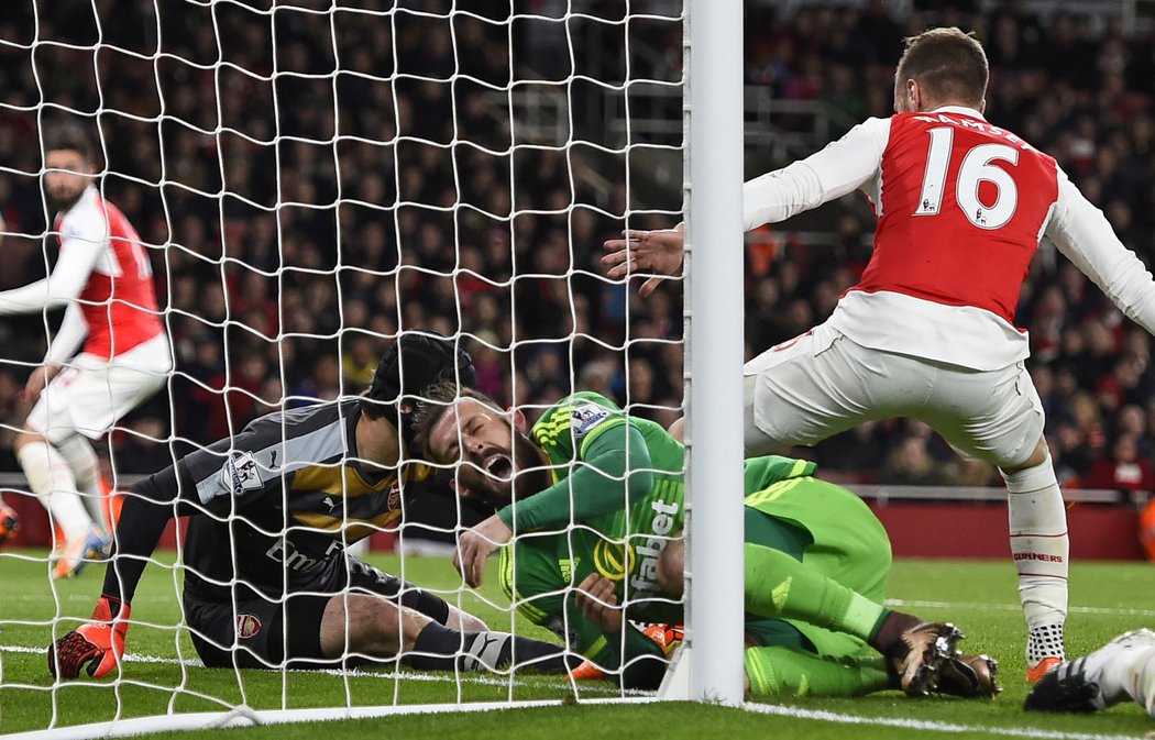 Gólman Arsenalu Petr Čech podal proti Sunderlandu dobrý výkon. Čisté konto ale neudržel, překonal jej spoluhráč Giroud.