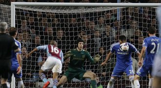 Čech dostal gól patičkou a Chelsea si uřízla pořádnou ostudu