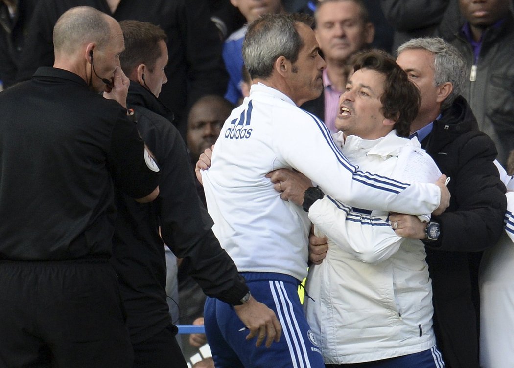 Asistent kouče Chelsea Rui Faria se při duelu Chelsea se Sunderlandem sápal na rozhodčí. Spacifikovat ho pomohl i José Mourinho.