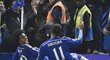 Brazilec Willian se raduje z gólu do sítě Evertonu, gratulovat mu přibíhá kanonýr Chelsea Drogba. Chelsea nakonec vyhrála 1:0.