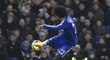 Brazilec Willian minutu před koncem duelu s Evertonem napřáhl a vystřelil pro Chelsea tři body. Na Stamford Bridge zavládla radost.