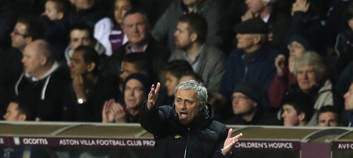 Manažer Chelsea José Mourinho gestikuluje během utkání na půdě Aston Villy. Chelsea prohrála 0:1