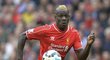 Extravagantní útočník FC Liverpool Mario Balotelli v derby s Evertonem nezklamal. Pozornost poutal i účesem.