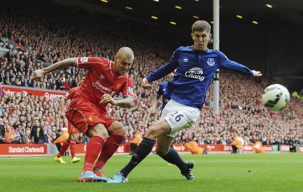 Liverpoolský obránce Martin Škrtel odehrává míč v derby s Evertonem.