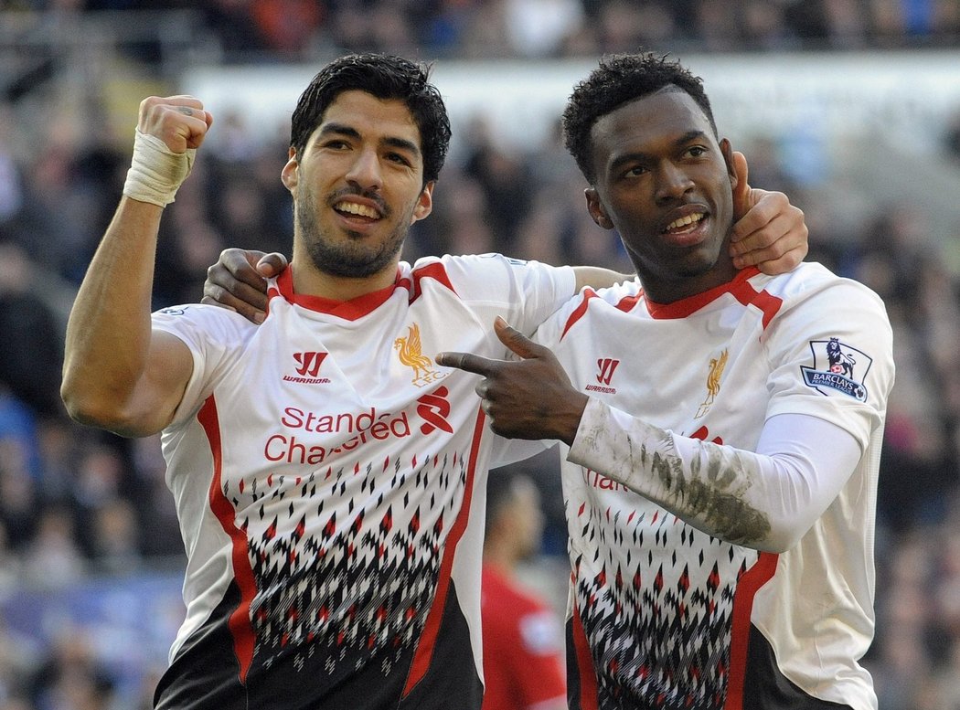 Liverpoolský kanonýr Luis Suárez slaví s Danielem Sturridgem gól na půdě Cardiffu, Liverpool vyhrál 6:3