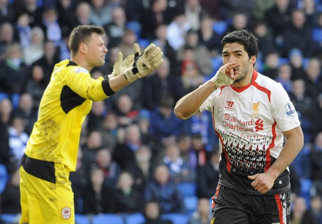 Liverpoolský kanonýr Luis Suárez slaví gól na půdě Cardiffu, Liverpool vyhrál 6:3