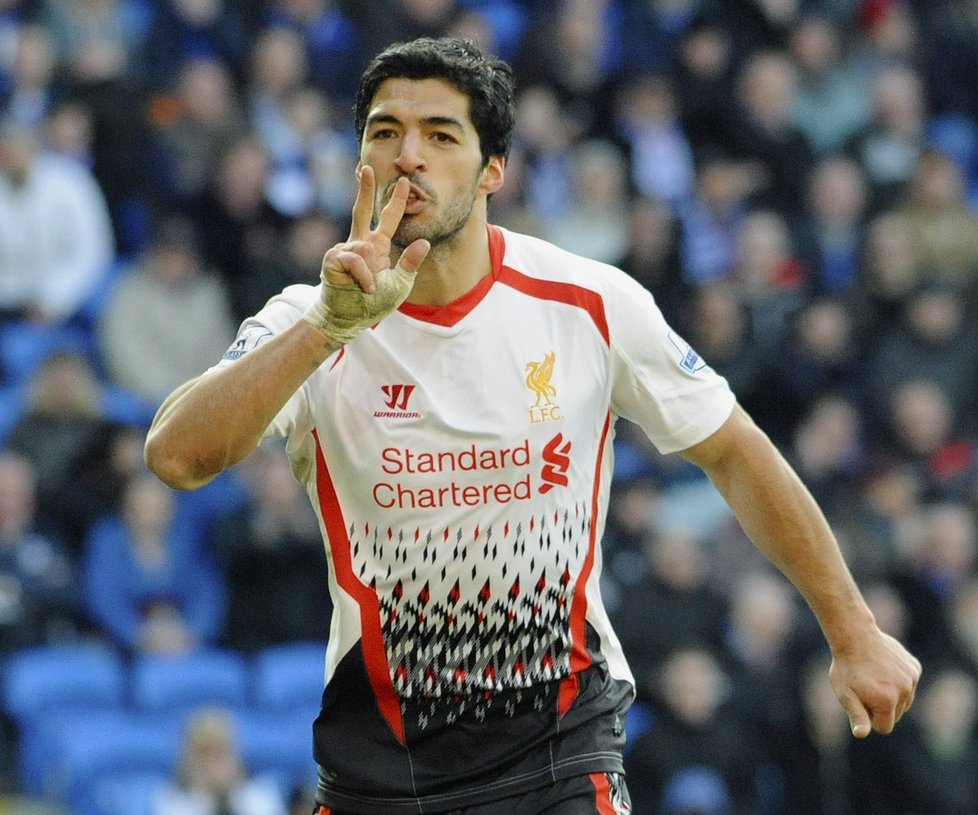 Liverpoolský kanonýr Luis Suárez slaví gól na půdě Cardiffu, Liverpool vyhrál 6:3