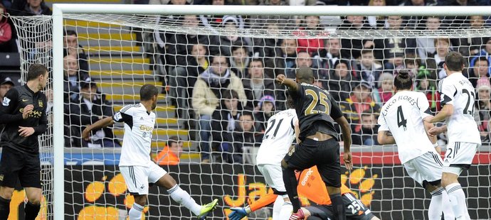 Fernandinho střílí vedoucí gól Manchesteru City na půdě Swansea