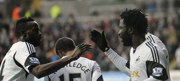 Útočník Swansea Bony Wilfried slaví se spoluhráči gól v síti Manchesteru City