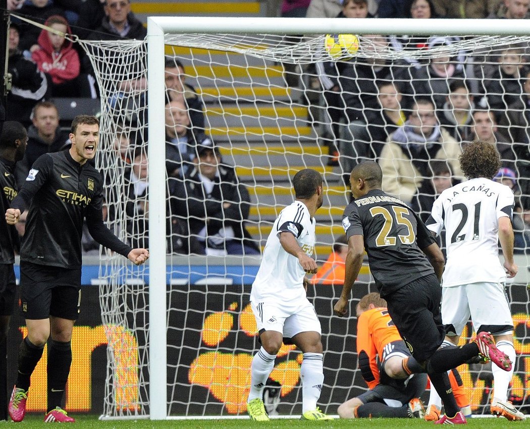 Fernandinho střílí vedoucí gól Manchesteru City na půdě Swansea, z branky se raduje i Edin Džeko (vlevo)