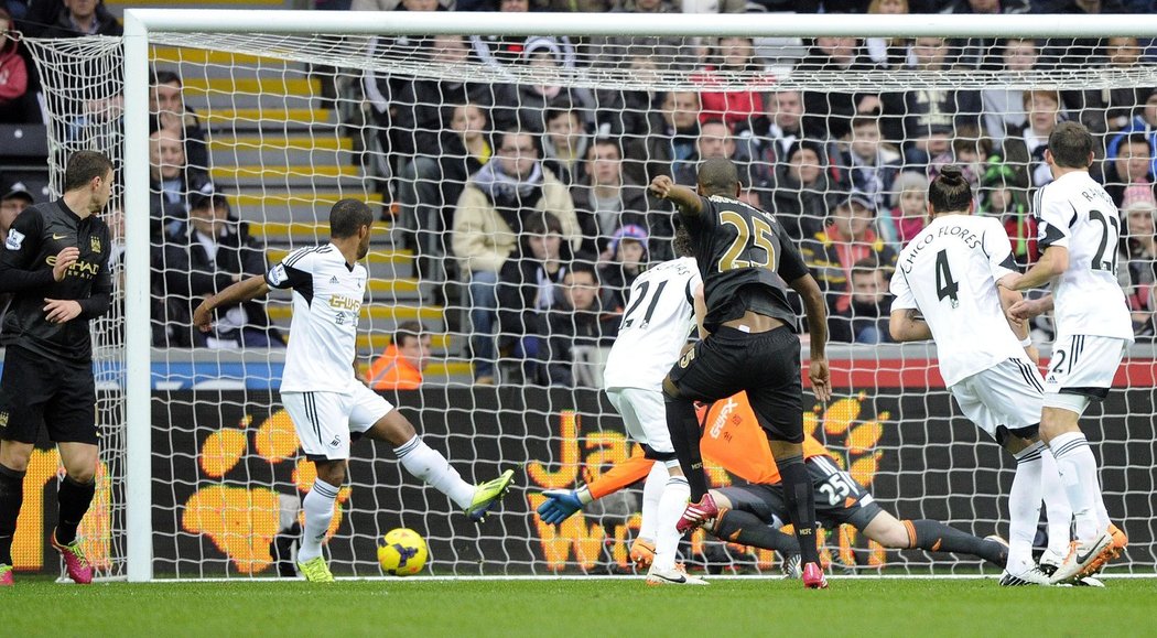 Fernandinho střílí vedoucí gól Manchesteru City na půdě Swansea