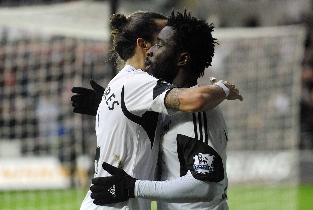 Útočník Swansea Bony Wilfried slaví se spoluhráči gól v síti Manchesteru City