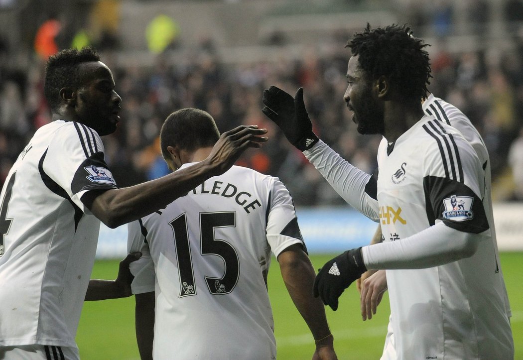 Útočník Swansea Bony Wilfried slaví se spoluhráči gól v síti Manchesteru City