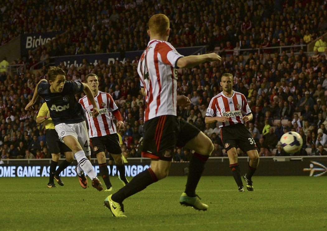 Zachránce Manchesteru United Adnan Januzaj střílí vítězný gól na půdě Sunderlandu