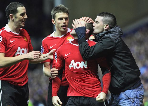 Zlomí mu vaz?! K Rooneymu přiběhl i poblázněný fanoušek Zlomí mu vaz?! K Rooneymu přiběhl i poblázněný fanoušek