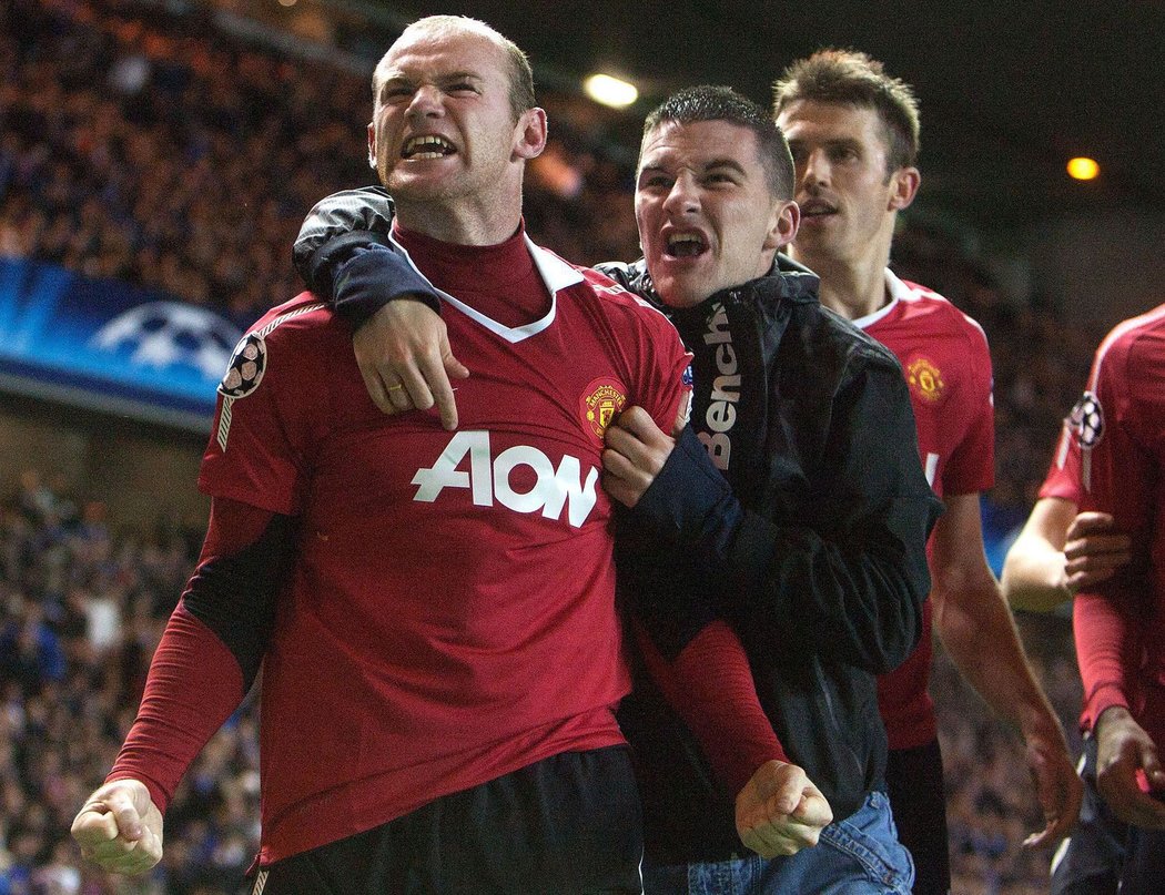 S Waynem Rooneym oslavil gól i nadšený fanoušek