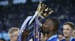 Wes Morgan líbá trofej pro vítěze Premier League. Slavil celý Leicester.