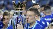 Jamie Vardy, hvězda Leicesteru, líbá trofej pro vítěze Premier League.